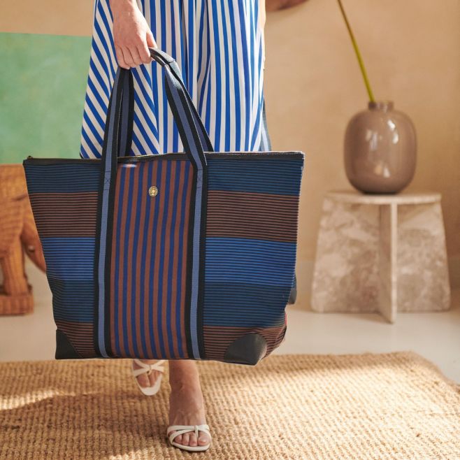 🌸 Stylová taška, kterou si zamilujete! Hledáte tašku, která bude praktická, originální a krásná zároveň? Naše tote bag...