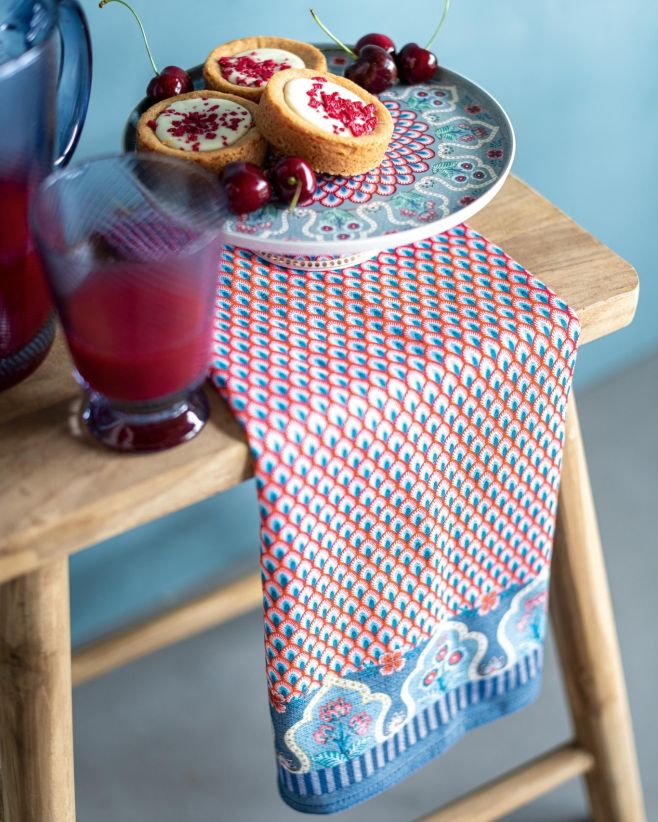 Dokonalá harmonie květů a mušliček 🌺🐚 Kouzlo v každém švu: květinově-mušličkový textil do vaší kuchyně. Pořiďte si...