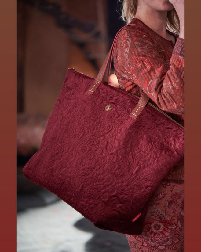 🎄✨ Pssst… advent dnes schoval malé překvapení do kabelky! Všechny kabelky skladem teď mají 30% slevu — a některé už na vás...